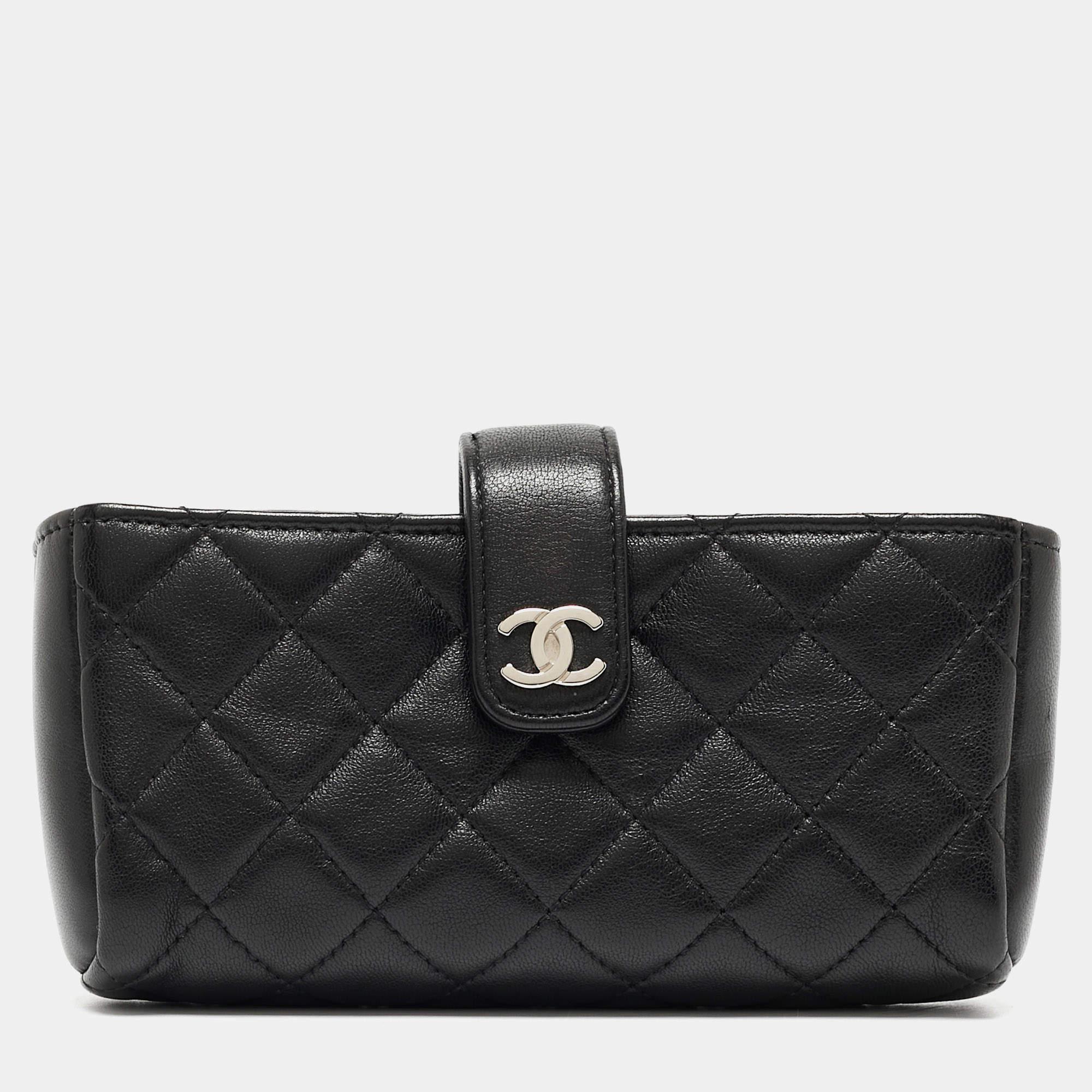 Chanel Black Quilted Leather Charm O-Phone Holder In Good Condition In Dubai, Al Qouz 2