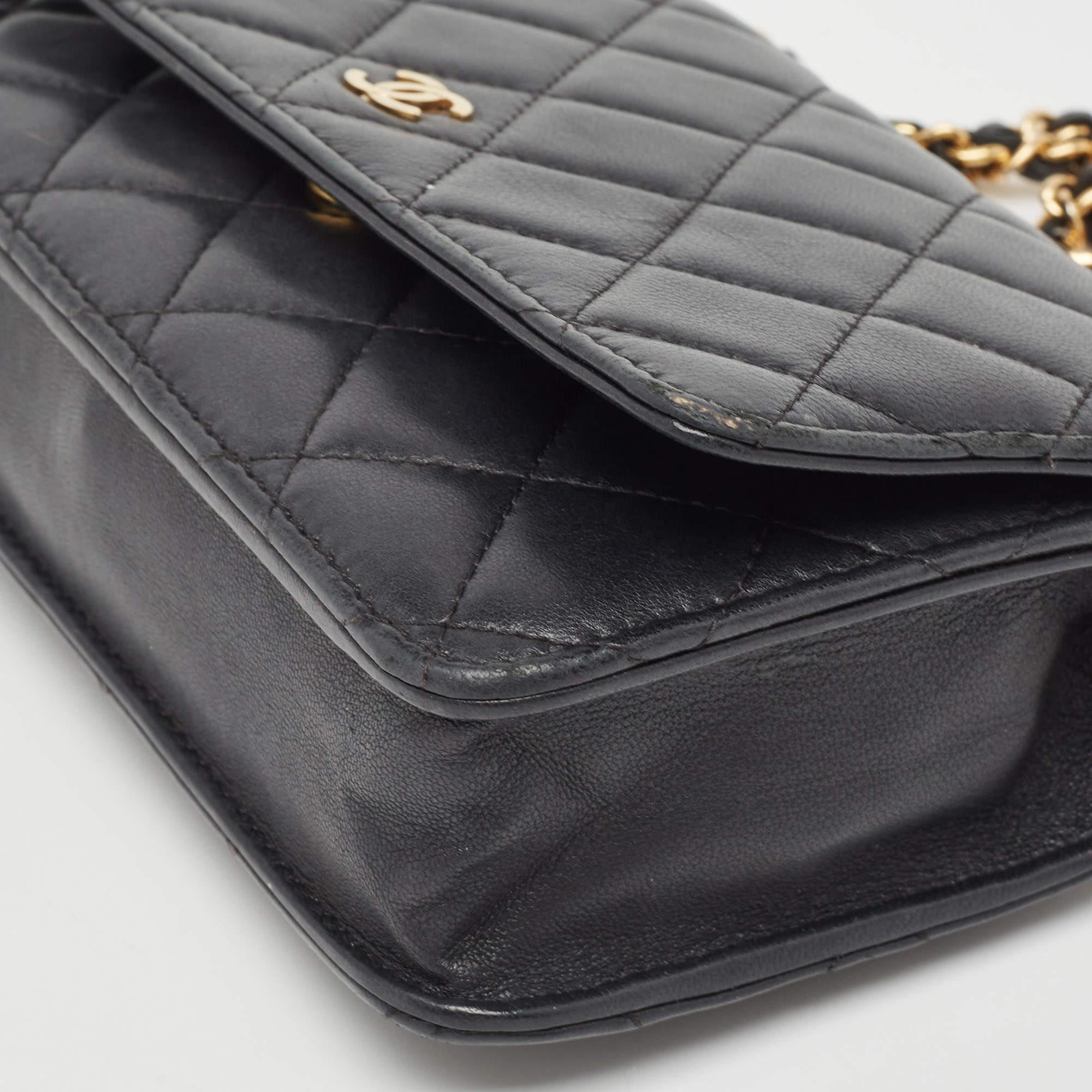 Chanel - Portefeuille classique en cuir matelassé noir sur chaîne en vente 6