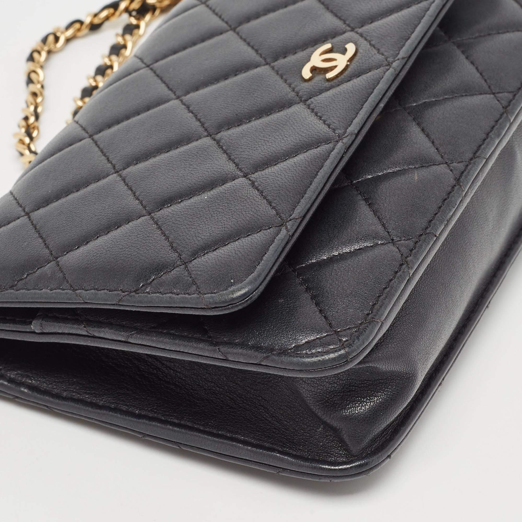 Klassische Chanel-Brieftasche aus schwarzem gestepptem Leder an Kette im Angebot 7
