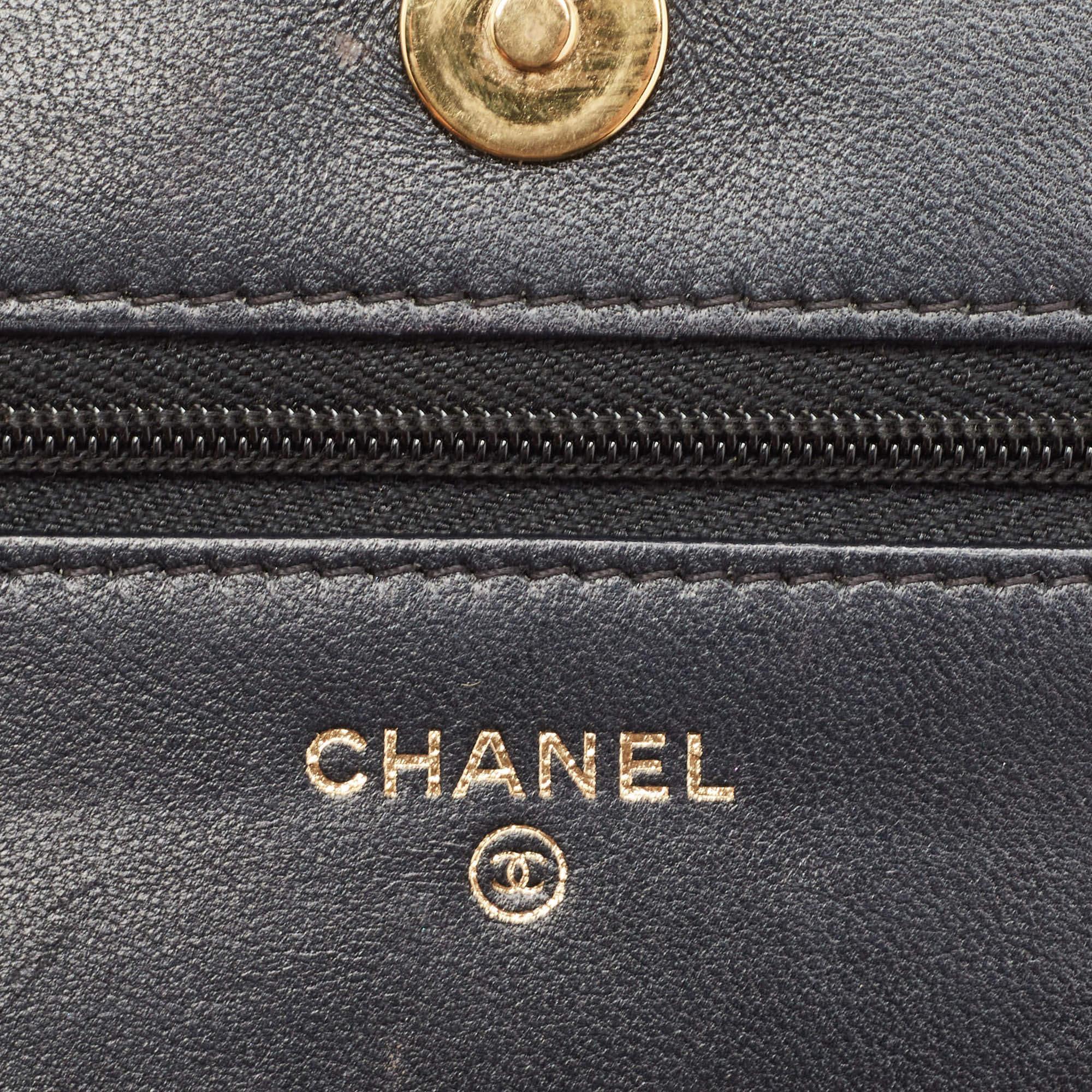 Klassische Chanel-Brieftasche aus schwarzem gestepptem Leder an Kette im Angebot 9