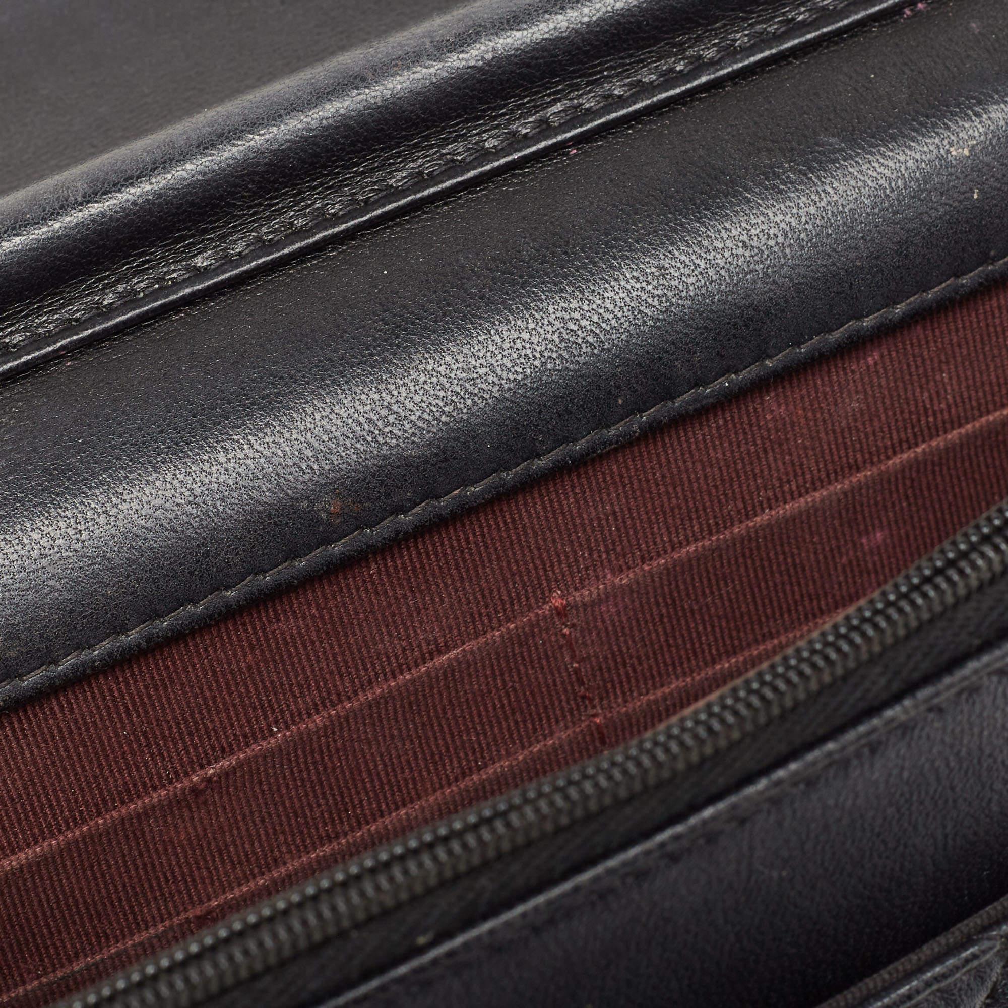 Klassische Chanel-Brieftasche aus schwarzem gestepptem Leder an Kette im Zustand „Relativ gut“ im Angebot in Dubai, Al Qouz 2