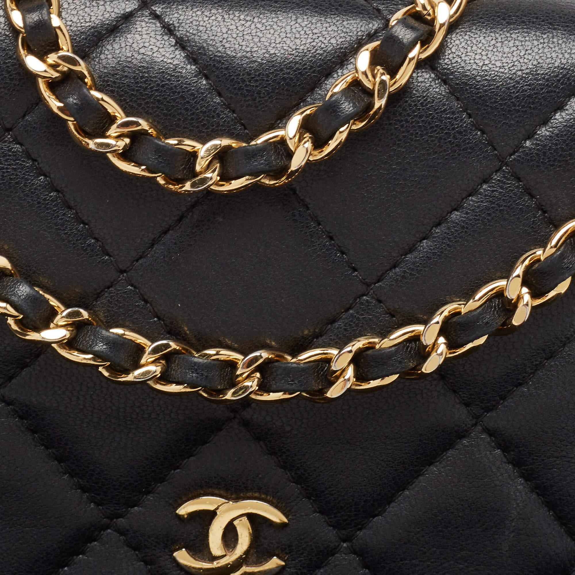 Klassische Chanel-Brieftasche aus schwarzem gestepptem Leder an Kette im Angebot 1