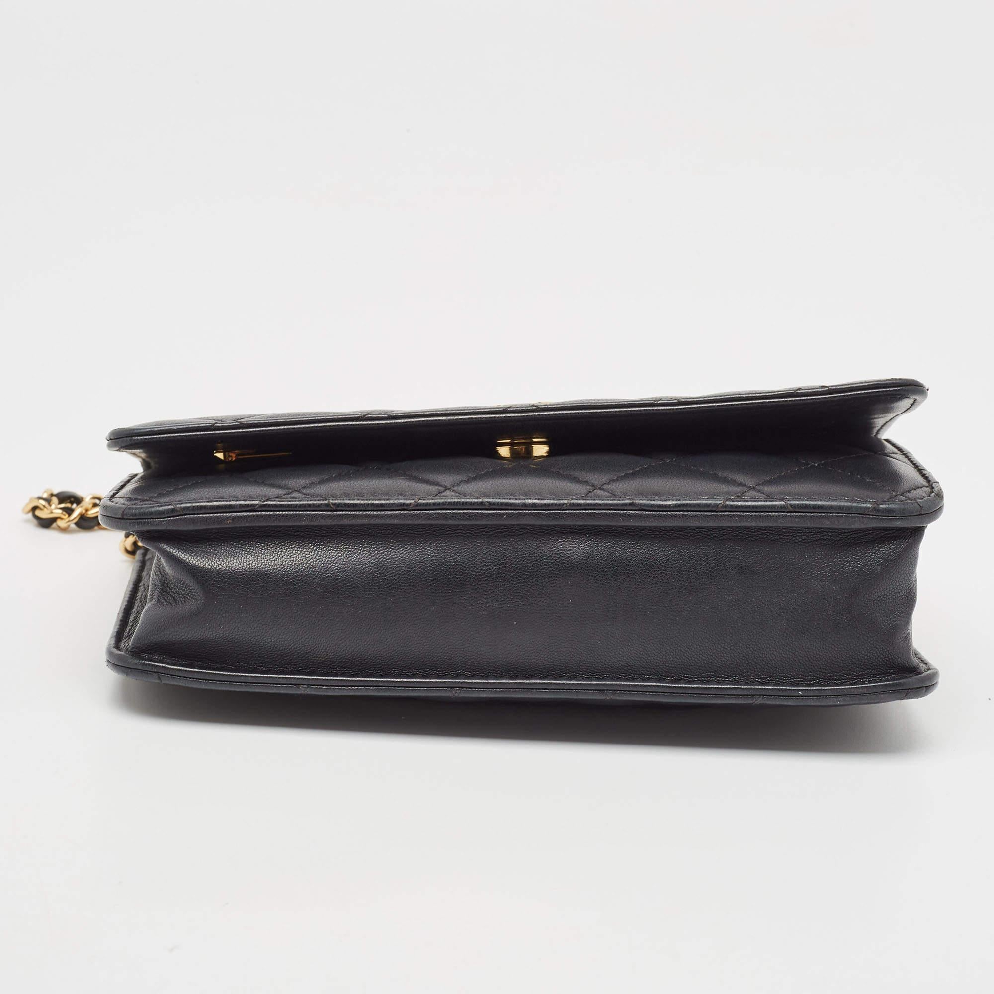 Klassische Chanel-Brieftasche aus schwarzem gestepptem Leder an Kette im Angebot 2