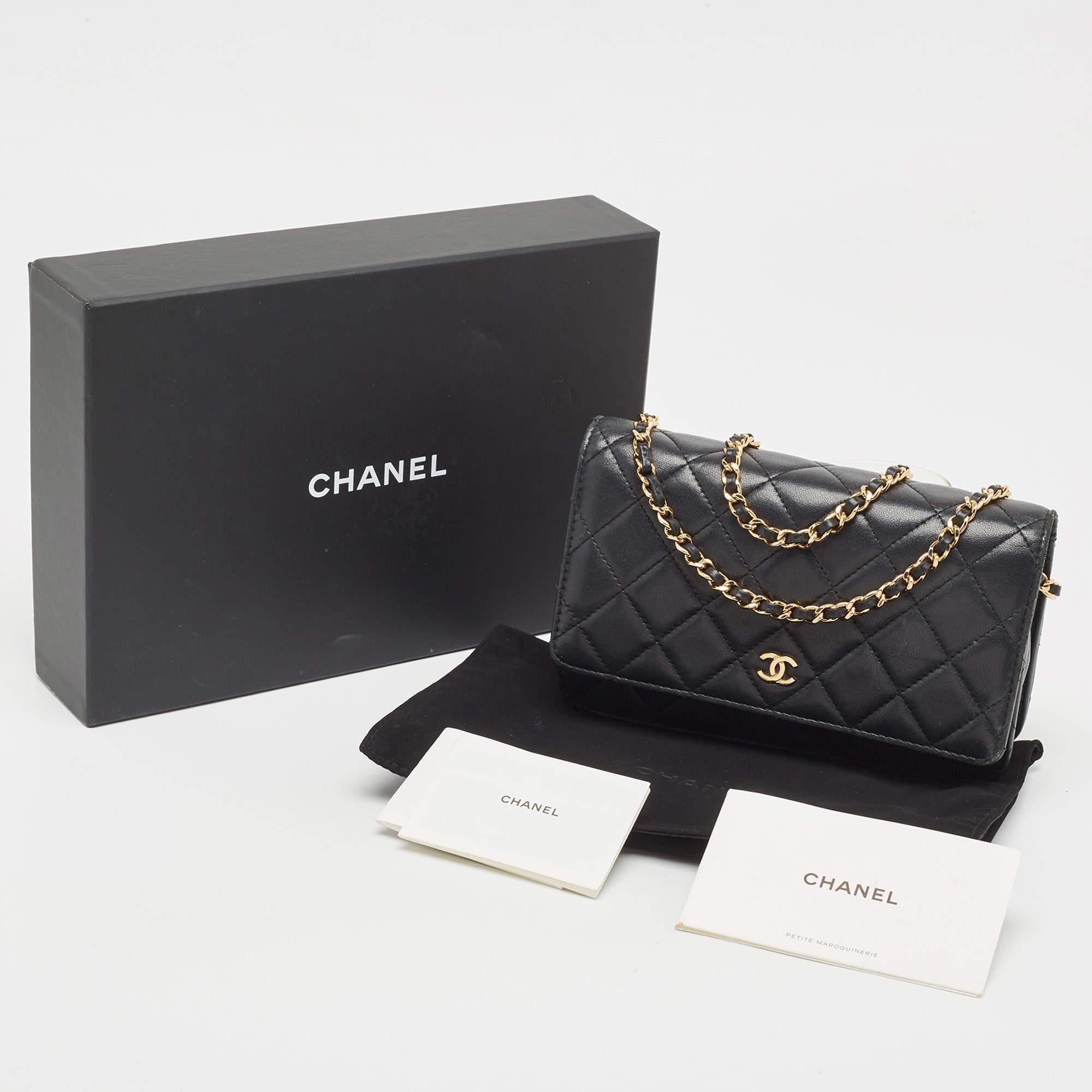 Chanel - Portefeuille classique en cuir matelassé noir sur chaîne en vente 4