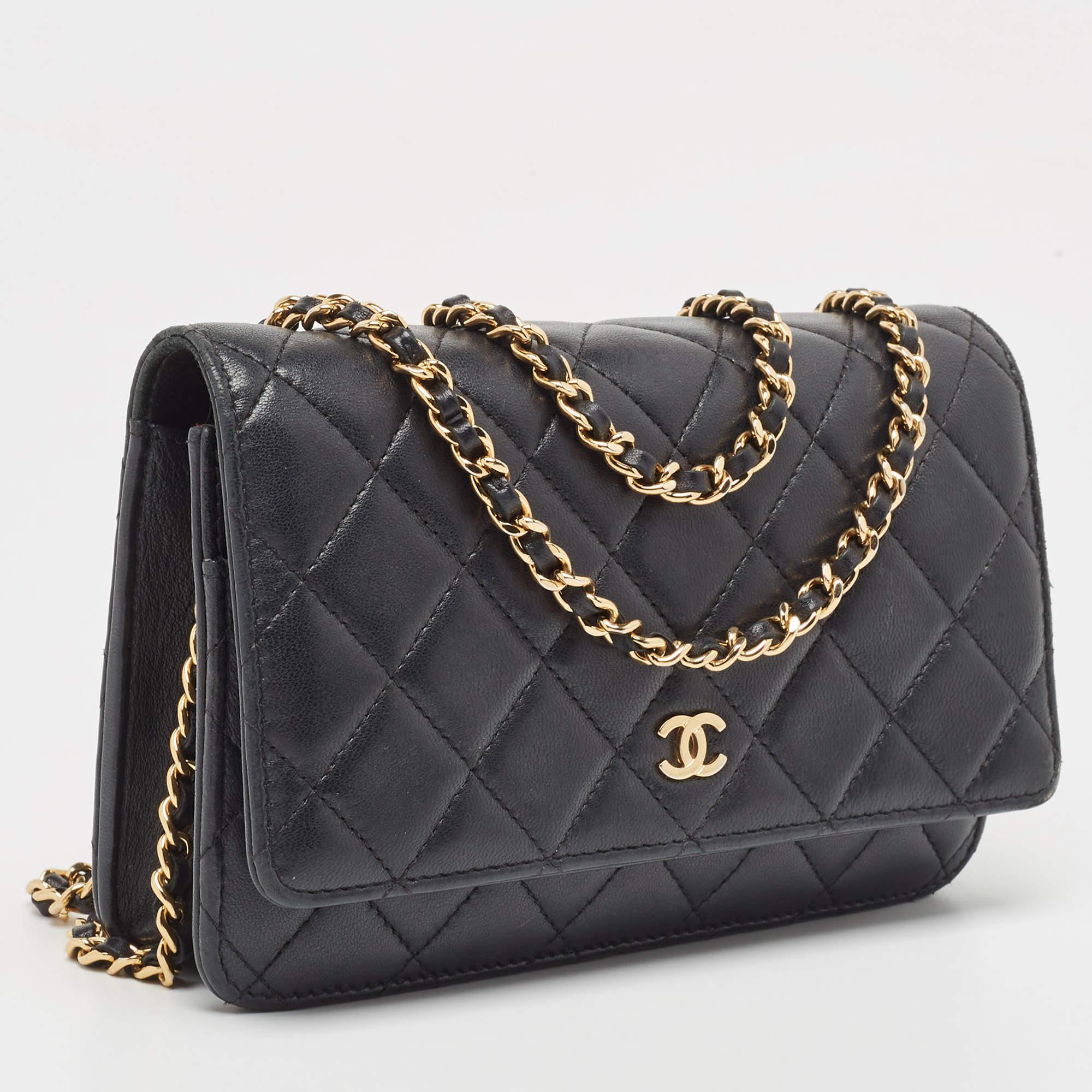 Klassische Chanel-Brieftasche aus schwarzem gestepptem Leder an Kette im Angebot 5