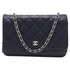 Portafoglio Classic Leather trapuntato nero con catena di Chanel