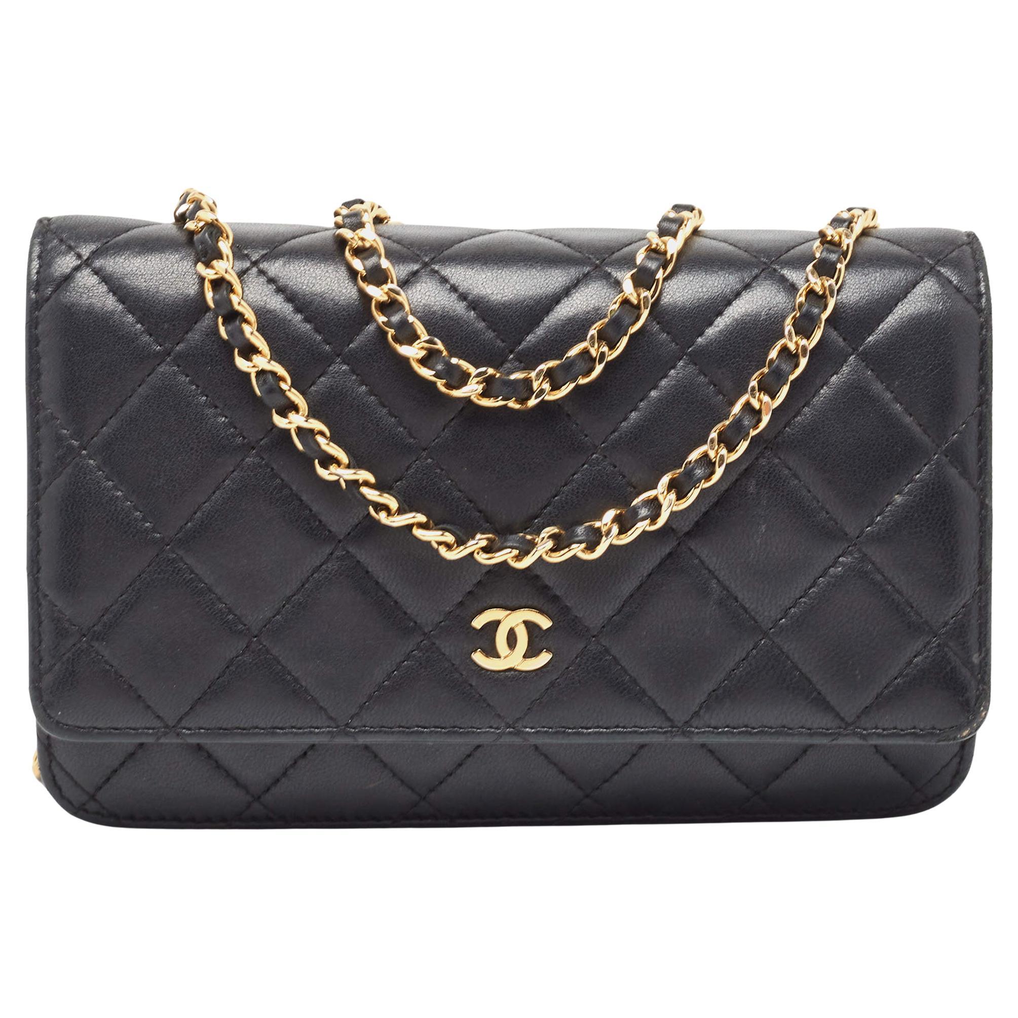 Klassische Chanel-Brieftasche aus schwarzem gestepptem Leder an Kette im Angebot