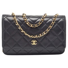 Klassische Chanel-Brieftasche aus schwarzem gestepptem Leder an Kette