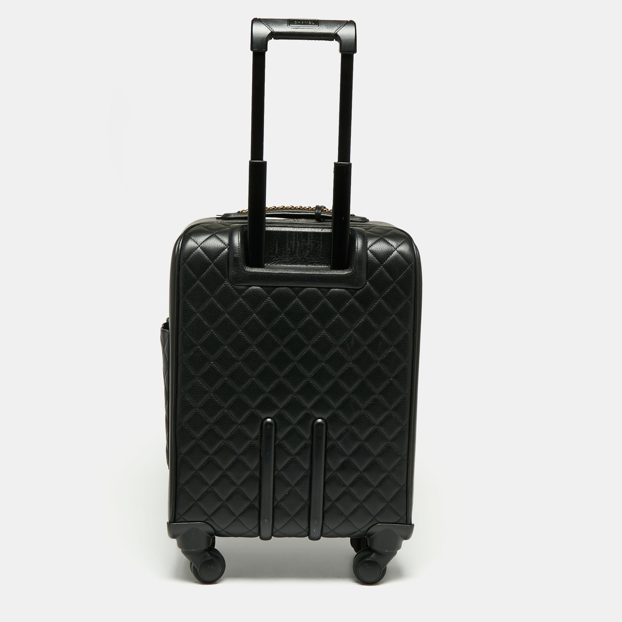 Travel to the places your heart desires with this Chanel Coco Case trolley. It is made of diamond-quilted leather into a spacious size. Lightweight, robust, and ultra-mobile, it glides along smoothly on its four wheels, while its ingeniously