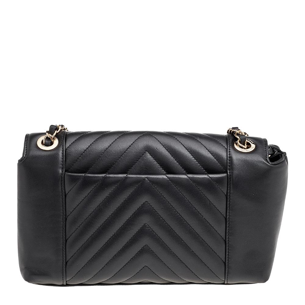 This investment-worthy Chanel Daily Flap bag is crafted from black leather and it has the chevron quilt. It features the CC logo at the front and a shoulder strap in leather and metal chain. The interior is lined with fabric.

Includes: Authenticity
