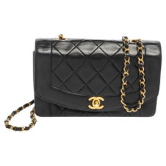 Chanel - Sac à rabat Diana en cuir matelassé noir