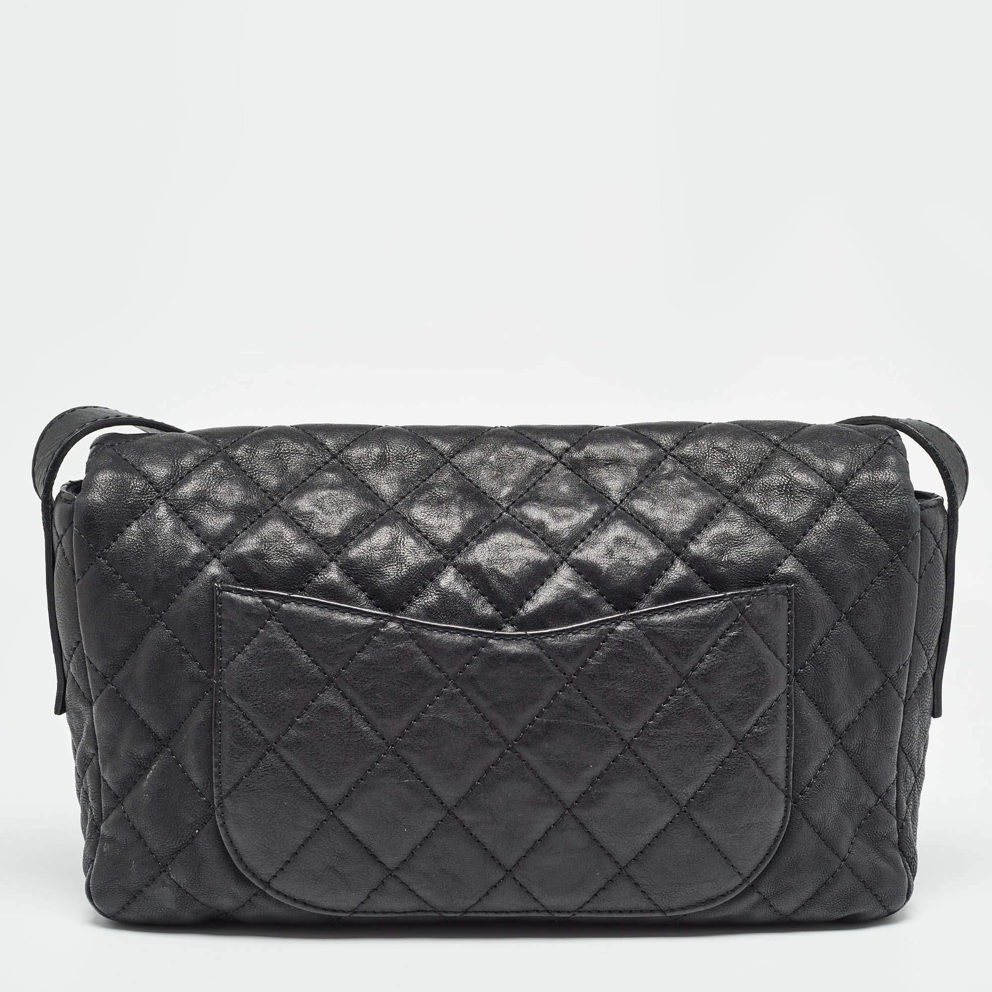 Women's Chanel Black Quilted Leather Easy Reissue Messenger Bag For Sale