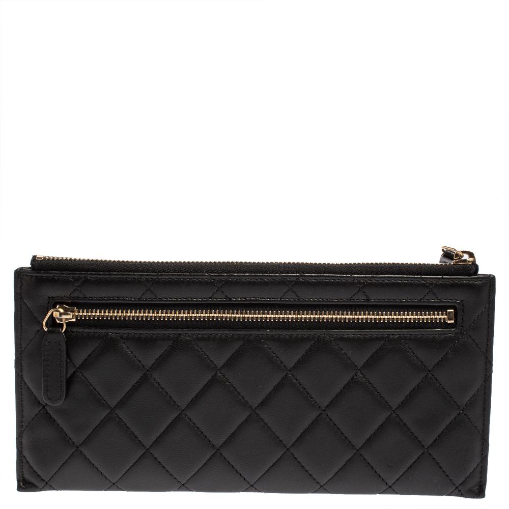 Chanel Schwarzes gestepptes Leder Portemonnaie mit flachem Reißverschluss im Zustand „Gut“ in Dubai, Al Qouz 2