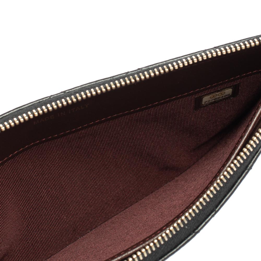 Chanel Schwarzes gestepptes Leder Portemonnaie mit flachem Reißverschluss Damen
