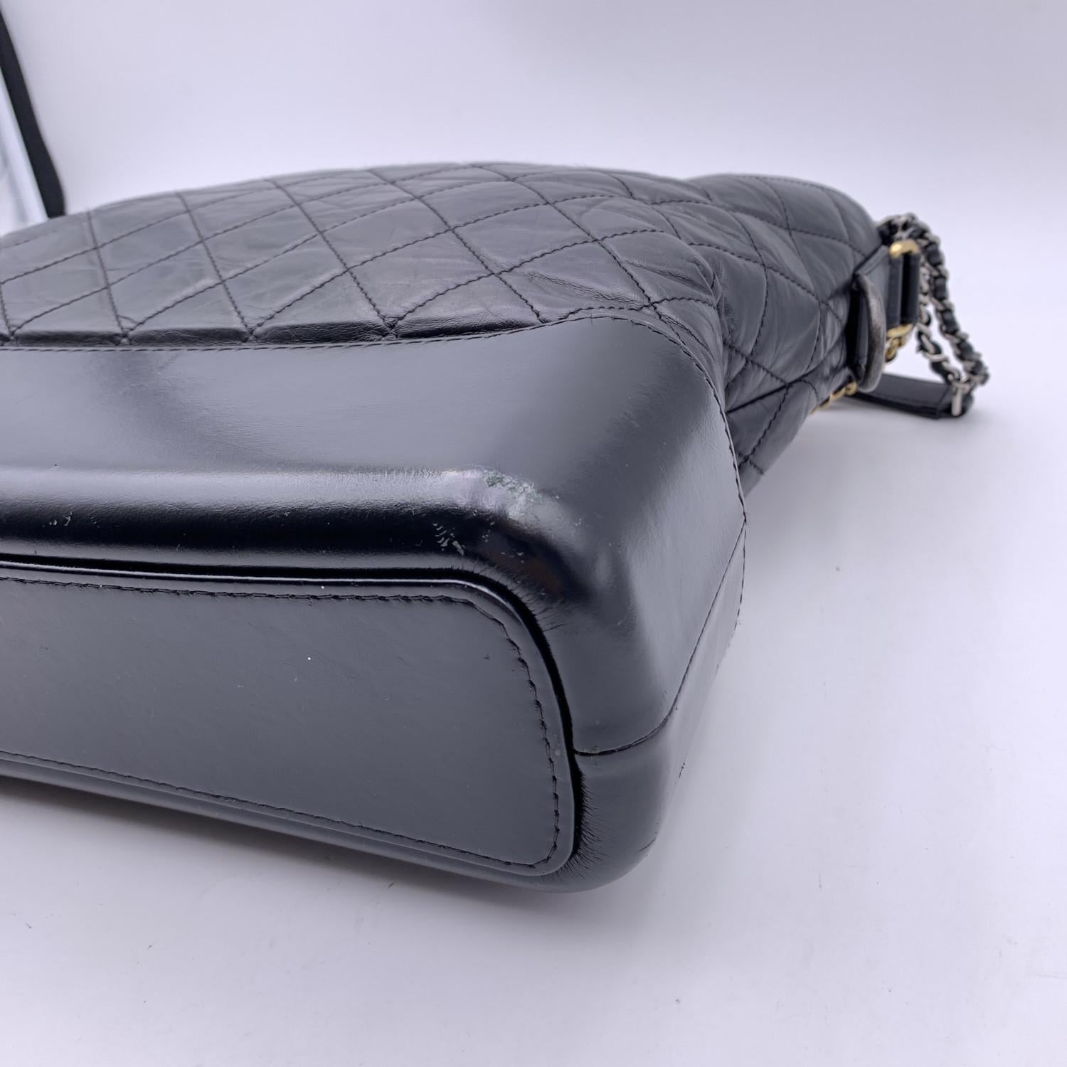 Chanel Schwarze Gabrielle Große Hobo-Umhängetasche aus gestepptem Leder im Angebot 8