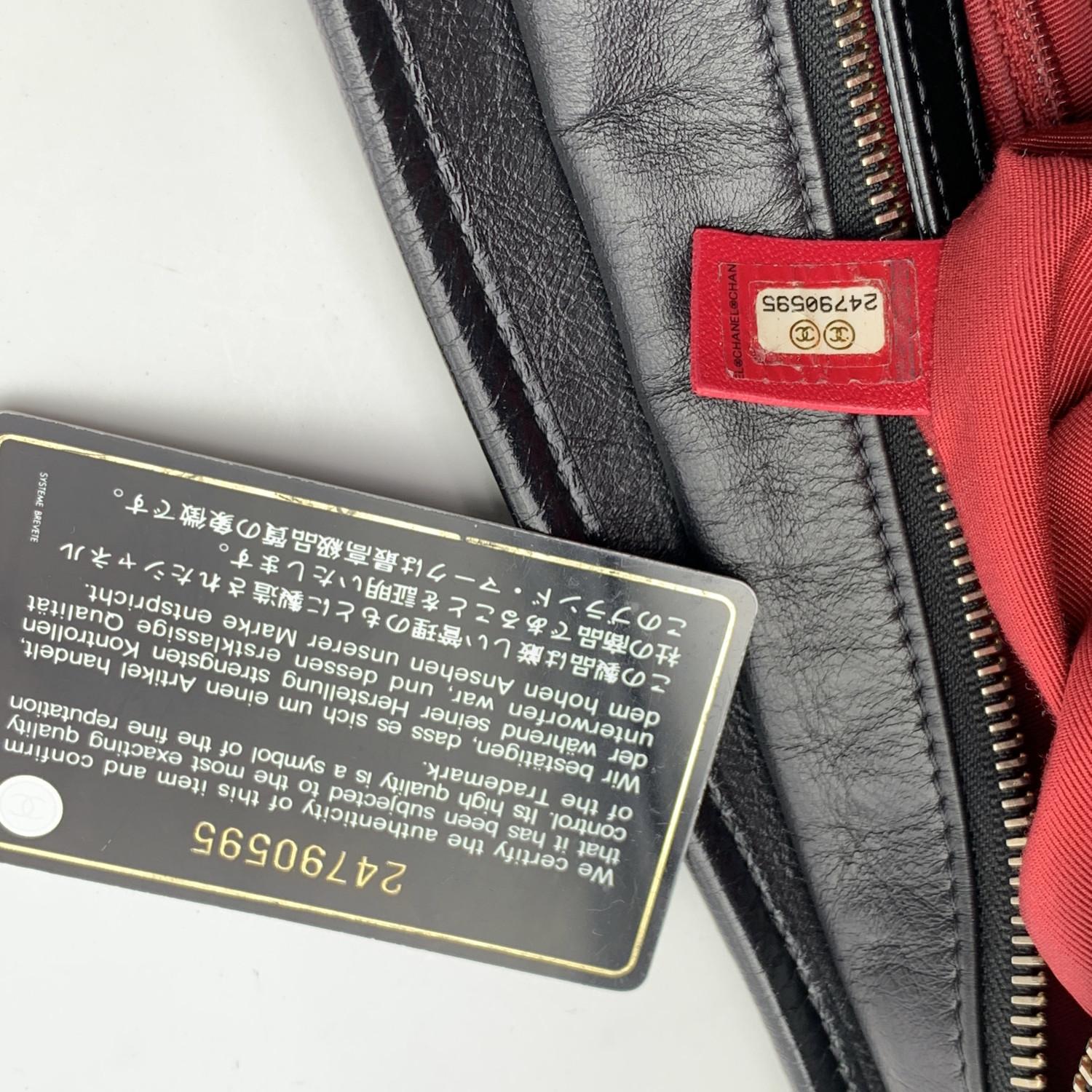 Chanel Schwarze Gabrielle Große Hobo-Umhängetasche aus gestepptem Leder im Angebot 4