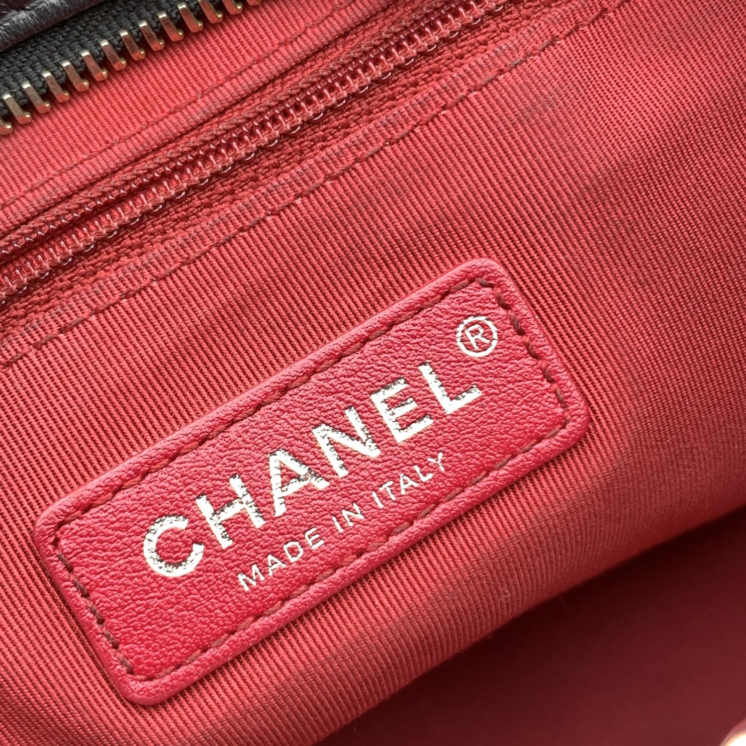Chanel Schwarze Gabrielle Große Hobo-Umhängetasche aus gestepptem Leder im Angebot 5