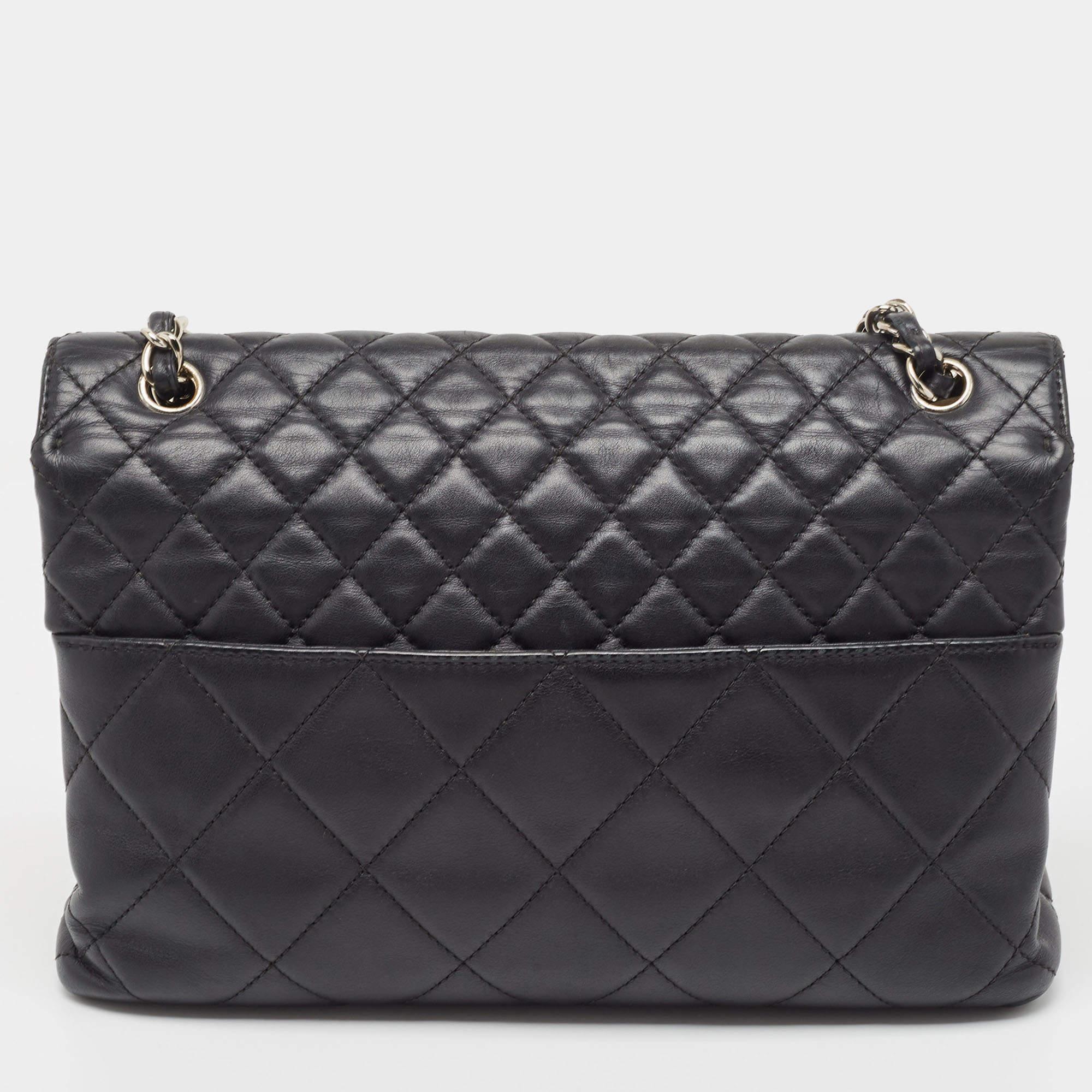 Chanel's In The Business flap bag is a sophisticated edition of the label's iconic creation. Crafted in leather, it is accented with quilted details. The bag features the CC logo and silver-tone hardware. It is lined with fabric.

