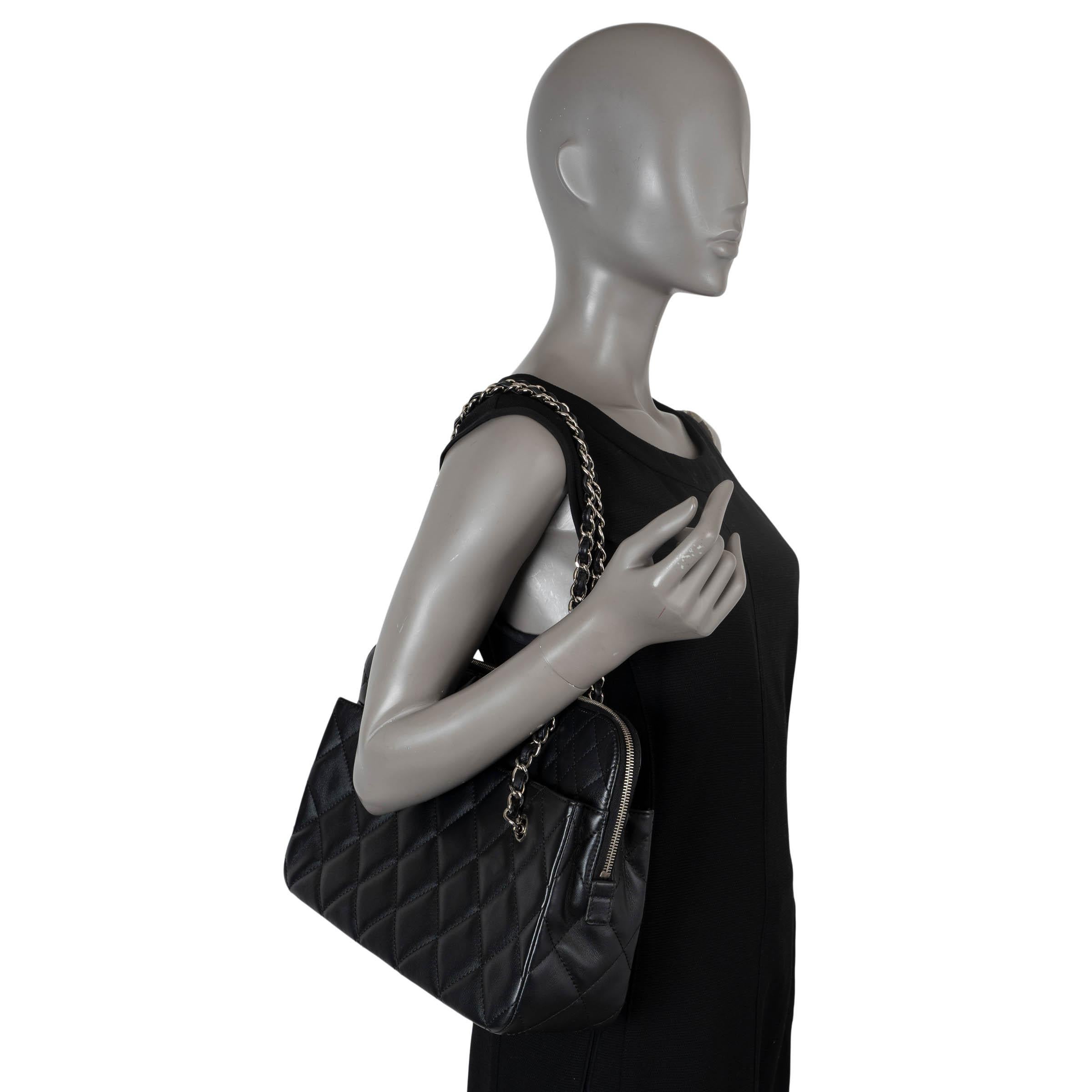 CHANEL black quilted leather IN THE BUSINESS LARGE CAMERA Shoulder Bag For Sale 4