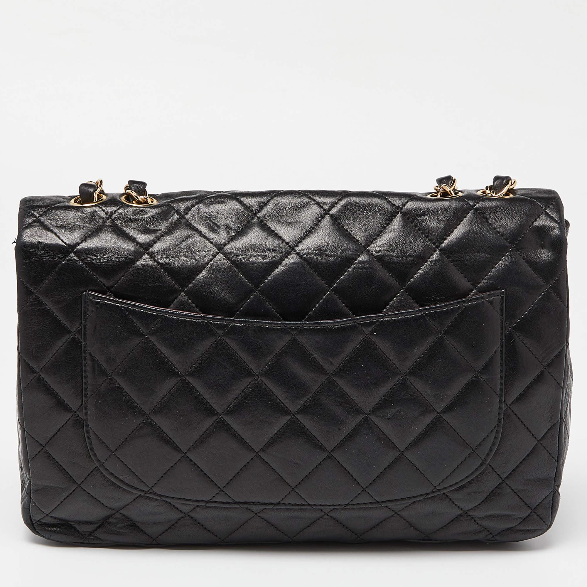 Los bolsos de diseño son los compañeros ideales para un sinfín de ocasiones Aquí tenemos una pieza que aúna moda y funcionalidad, elaborada con precisión. Está equipado con un interior de buen tamaño en el que caben fácilmente tus objetos