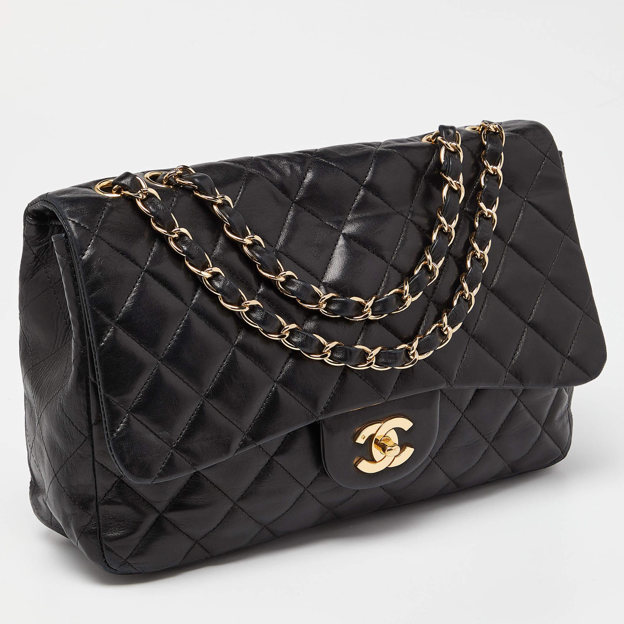 Chanel Negro Acolchado Piel Jumbo Clásico Bolso Solapa Simple en Bastante bueno Estado en Dubai, Al Qouz 2