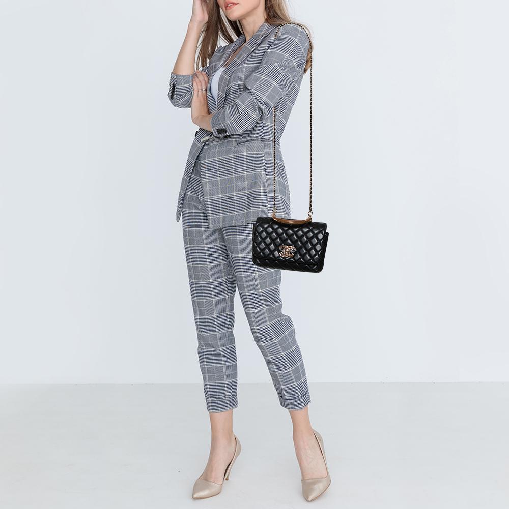 Eine strukturierte und kompakte Crossbody-Tasche kann Sie bei vielen Ausflügen begleiten und lässt sich zu den meisten Ihrer Kleidungsstücke stylen. Die Tasche von Chanel ist ein Beispiel für die Vorliebe des Labels für die Kreation von