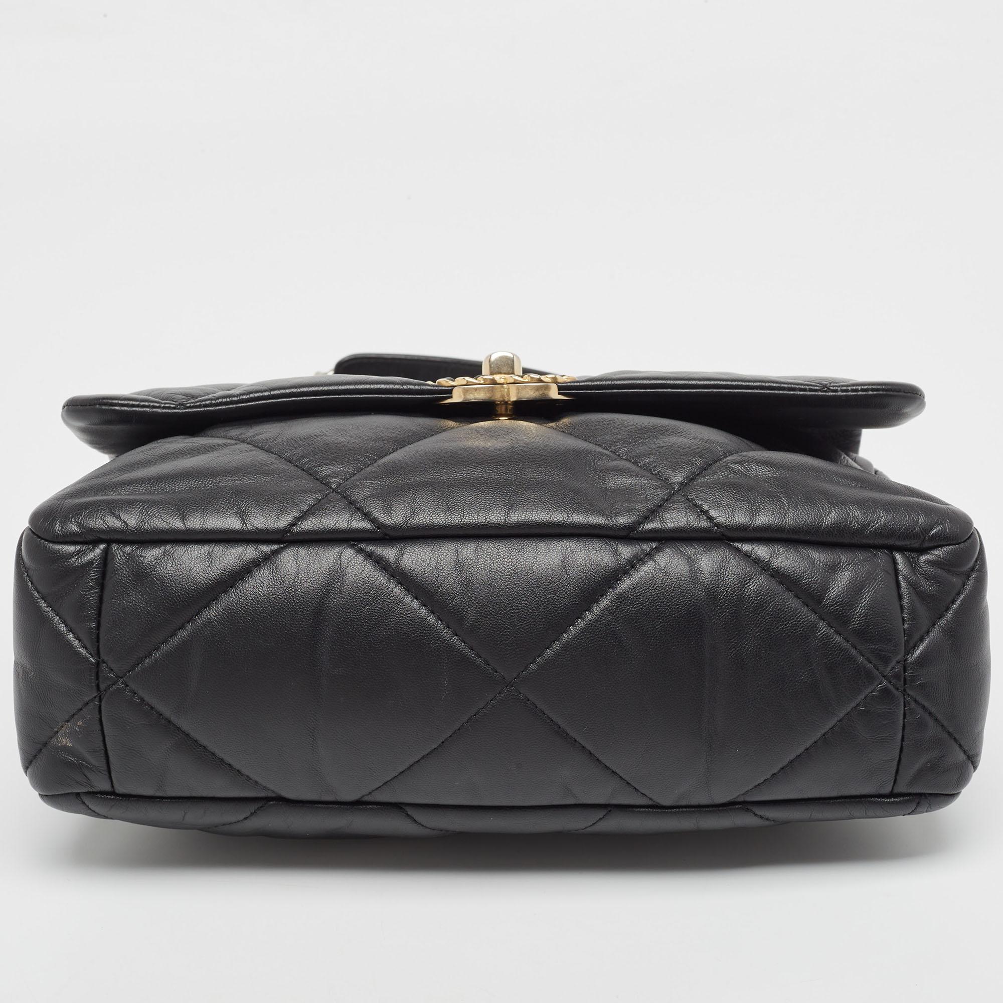 Chanel - Grand sac à rabat 19 en cuir matelassé noir en vente 6