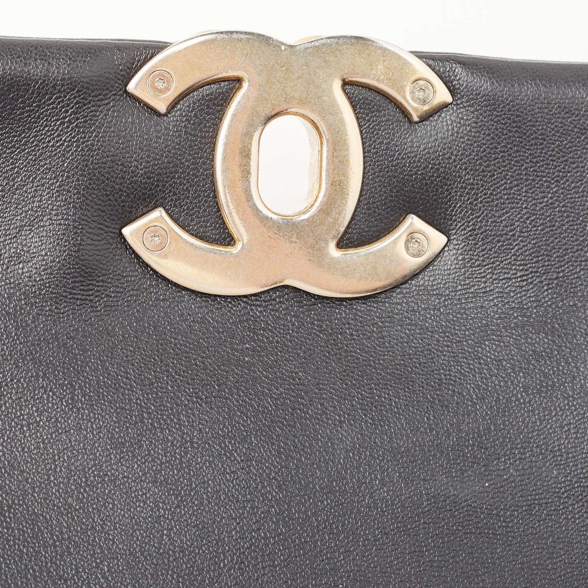 Chanel Schwarze große 19 Klappentasche aus gestepptem Leder im Angebot 2