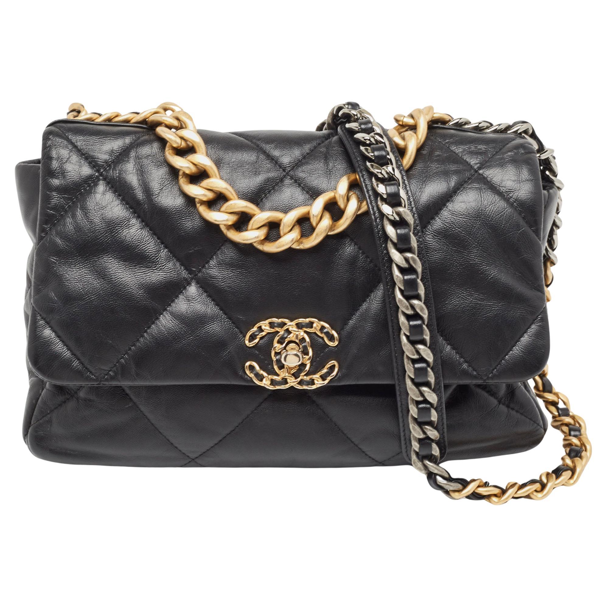 Chanel - Grand sac à rabat 19 en cuir matelassé noir en vente