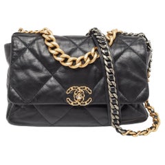 Chanel - Grand sac à rabat 19 en cuir matelassé noir