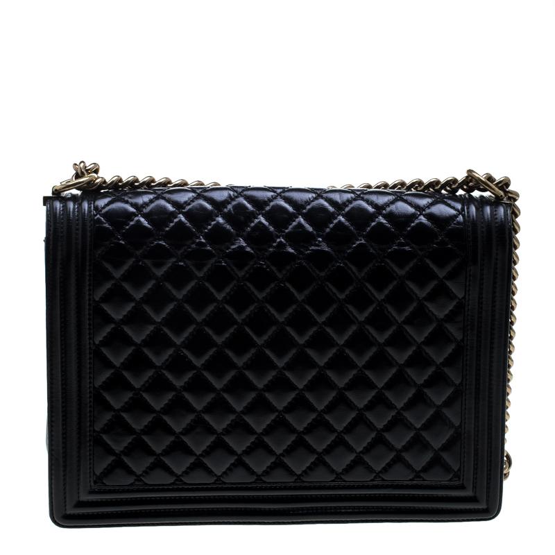 Every Chanel creation deserves to be etched with honour in the history of fashion as they carry irreplaceable style. Like this stunner of a Boy Flap that has been exquisitely crafted from leather in their signature quilted pattern. It comes with a