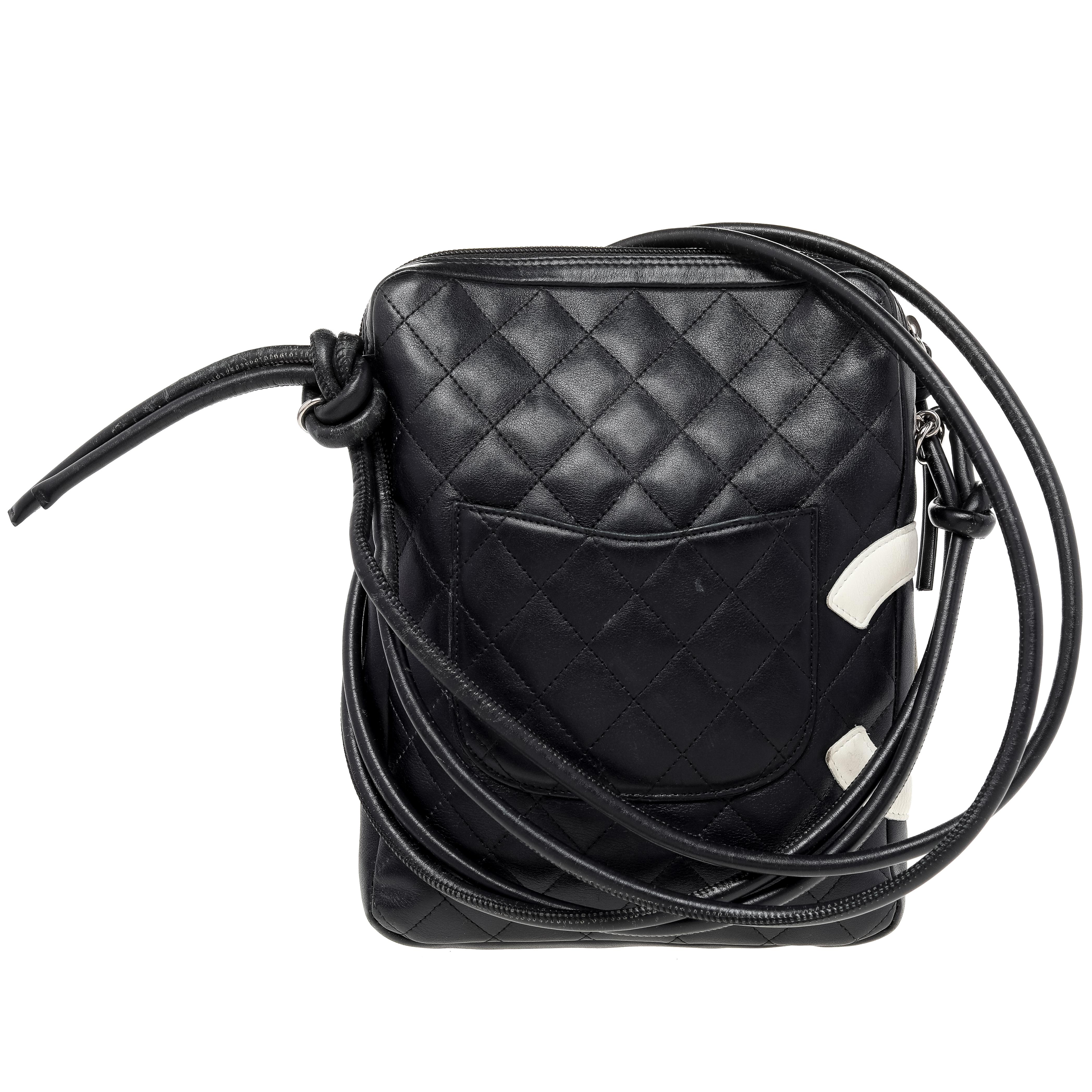 Chanel's Messenger bag has been expertly crafted into a quilted leather body in a square silhouette. It comes detailed with two interlocked 'CC' and is secured with a top zipper closure. This bag comes fitted with a shoulder strap and the lined