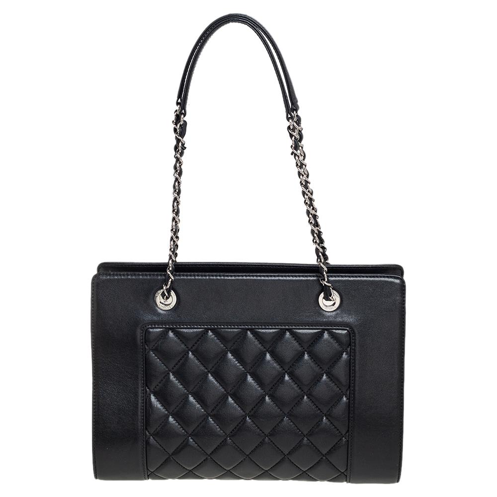 This investment-worthy Chanel tote is crafted from black leather and it has the diamond quilt. It features the CC logo at the front and two shoulder handles in leather and metal chain. The interior is lined with fabric.


Includes: Original Dustbag,