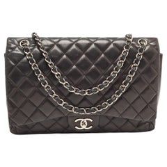 Chanel Schwarze Maxi Klassische Tasche aus gestepptem Leder mit doppelter Klappe