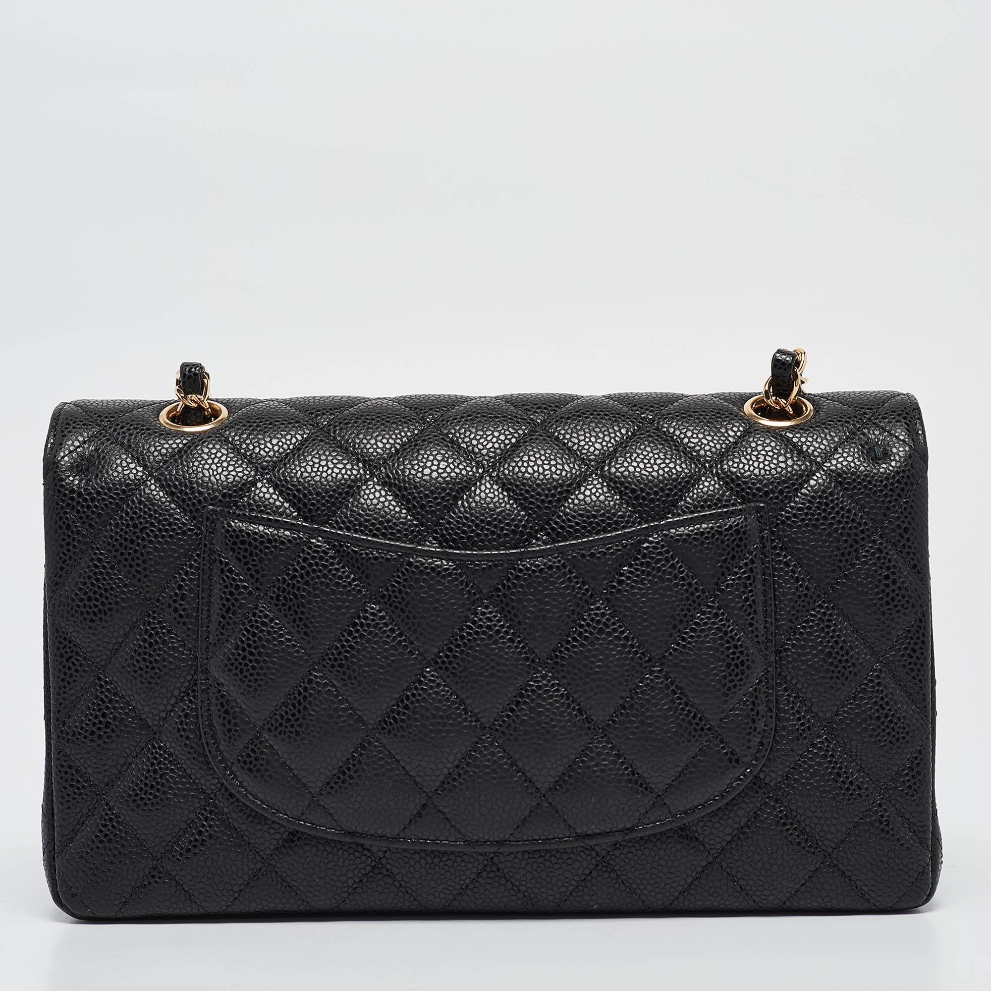 Chanel Schwarze Medium Classic Double Flap Umhängetasche aus gestepptem Leder Damen im Angebot