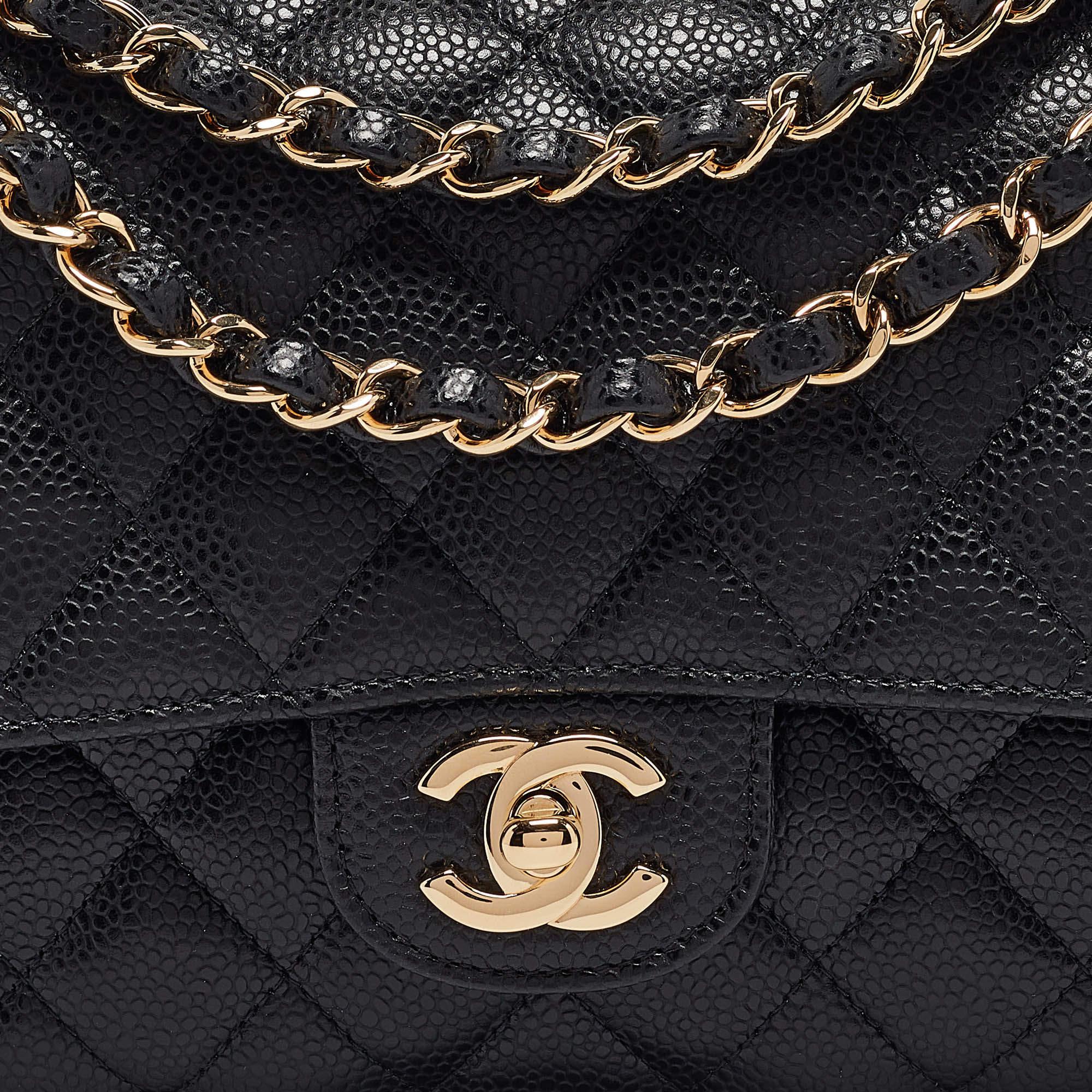 Chanel Schwarze Medium Classic Double Flap Umhängetasche aus gestepptem Leder im Angebot 1