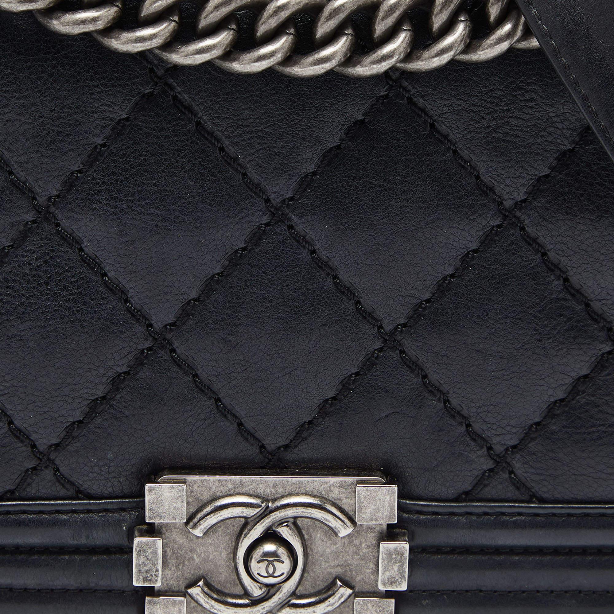 Chanel Schwarze gesteppte Ledertasche mit doppelter Stickerei und Klappe im Angebot 6