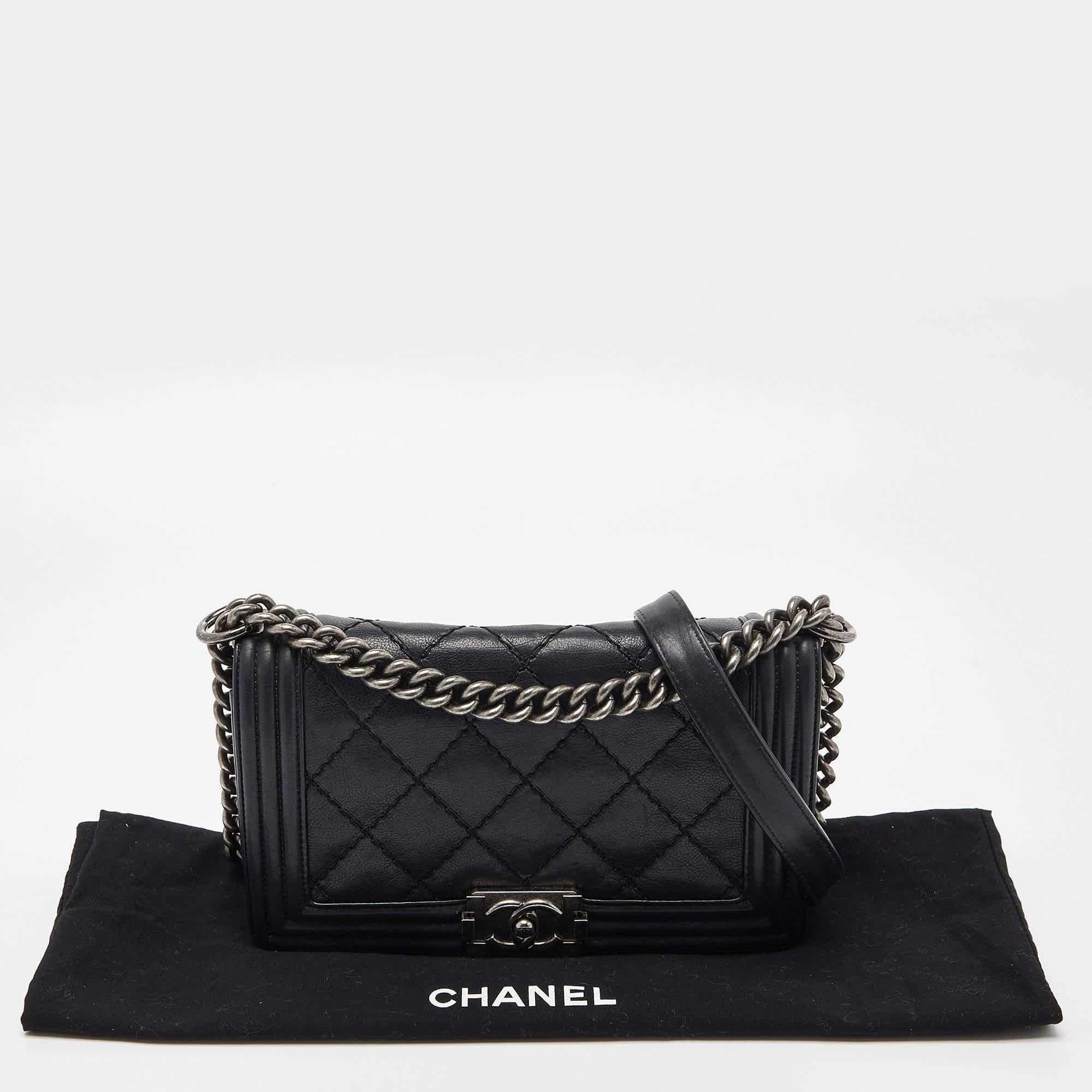 Chanel Schwarze gesteppte Ledertasche mit doppelter Stickerei und Klappe im Angebot 8