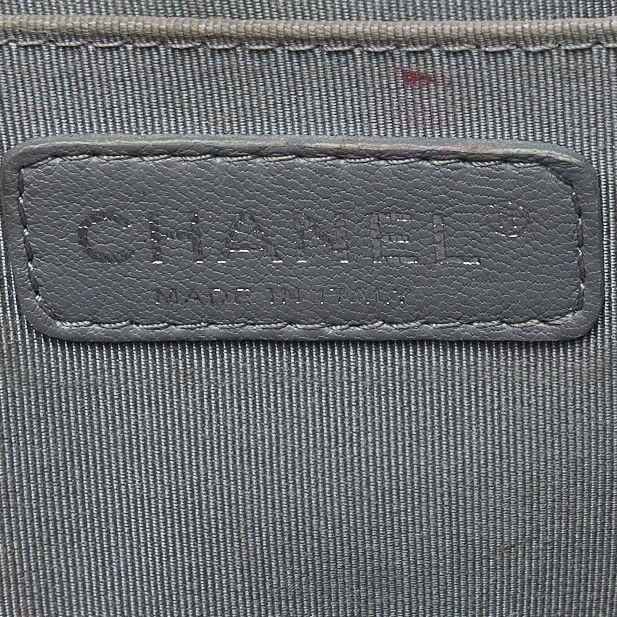 Chanel Schwarze gesteppte Ledertasche mit doppelter Stickerei und Klappe im Angebot 3