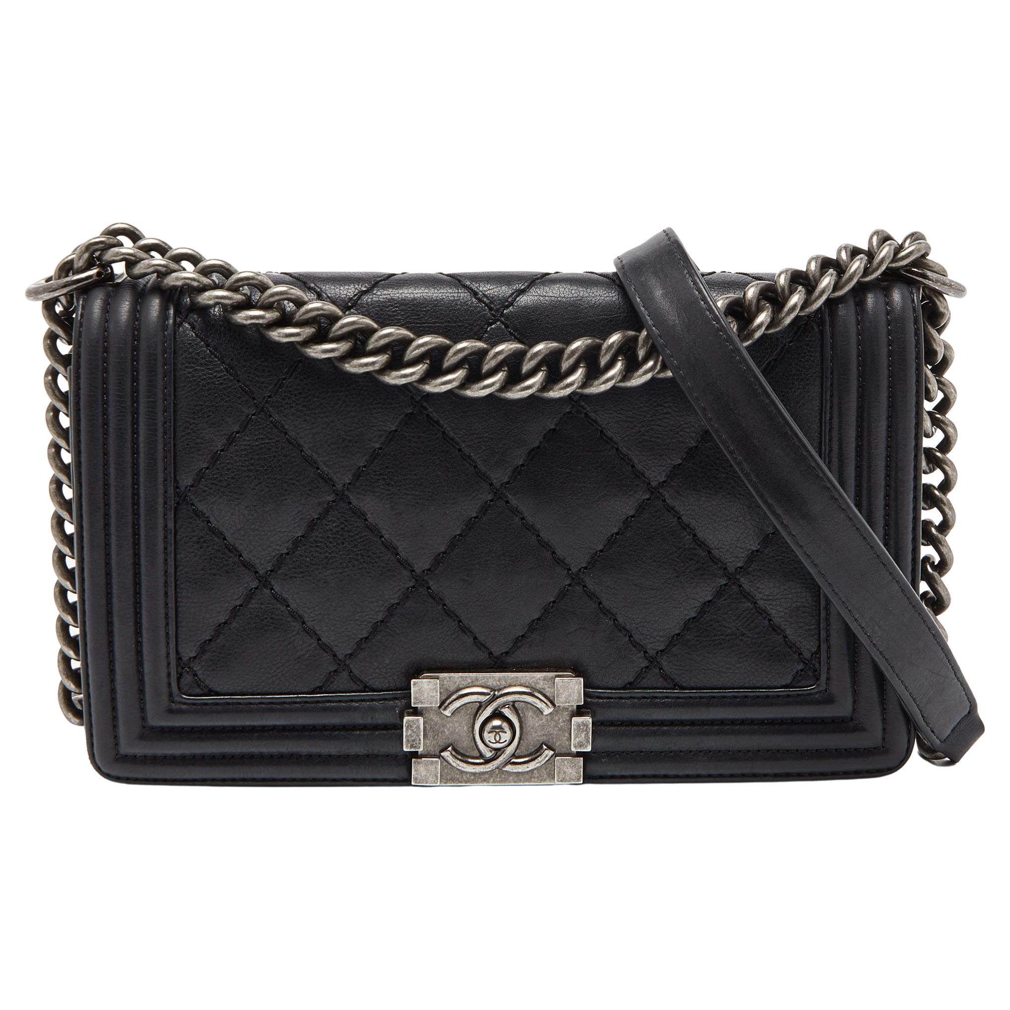 Chanel Schwarze gesteppte Ledertasche mit doppelter Stickerei und Klappe im Angebot