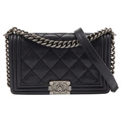 Chanel Schwarze gesteppte Ledertasche mit doppelter Stickerei und Klappe