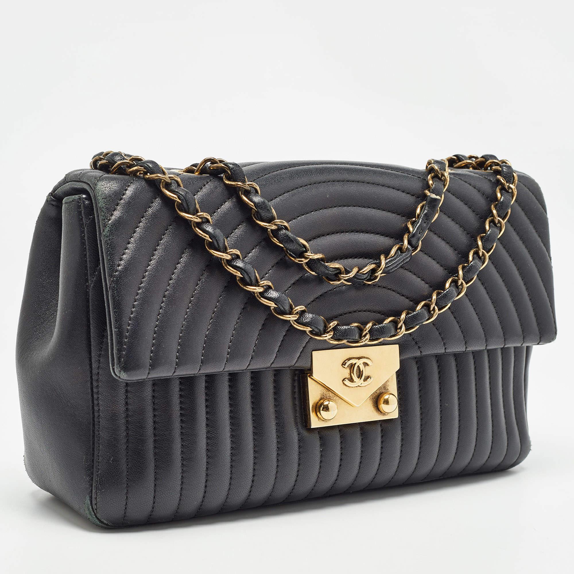 Chanel Black Quilted Leather Medium Pagoda Flap Bag In Fair Condition In Dubai, Al Qouz 2