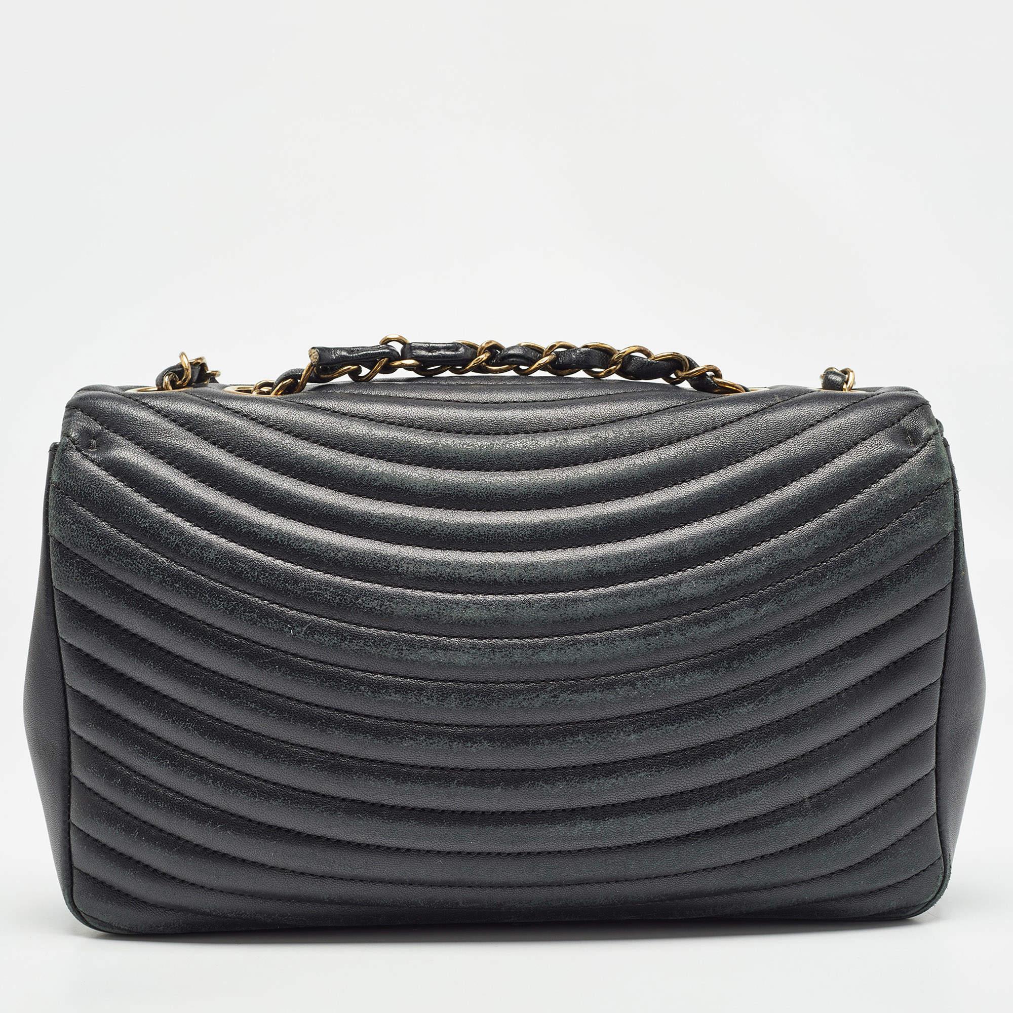Women's Chanel Black Quilted Leather Medium Pagoda Flap Bag