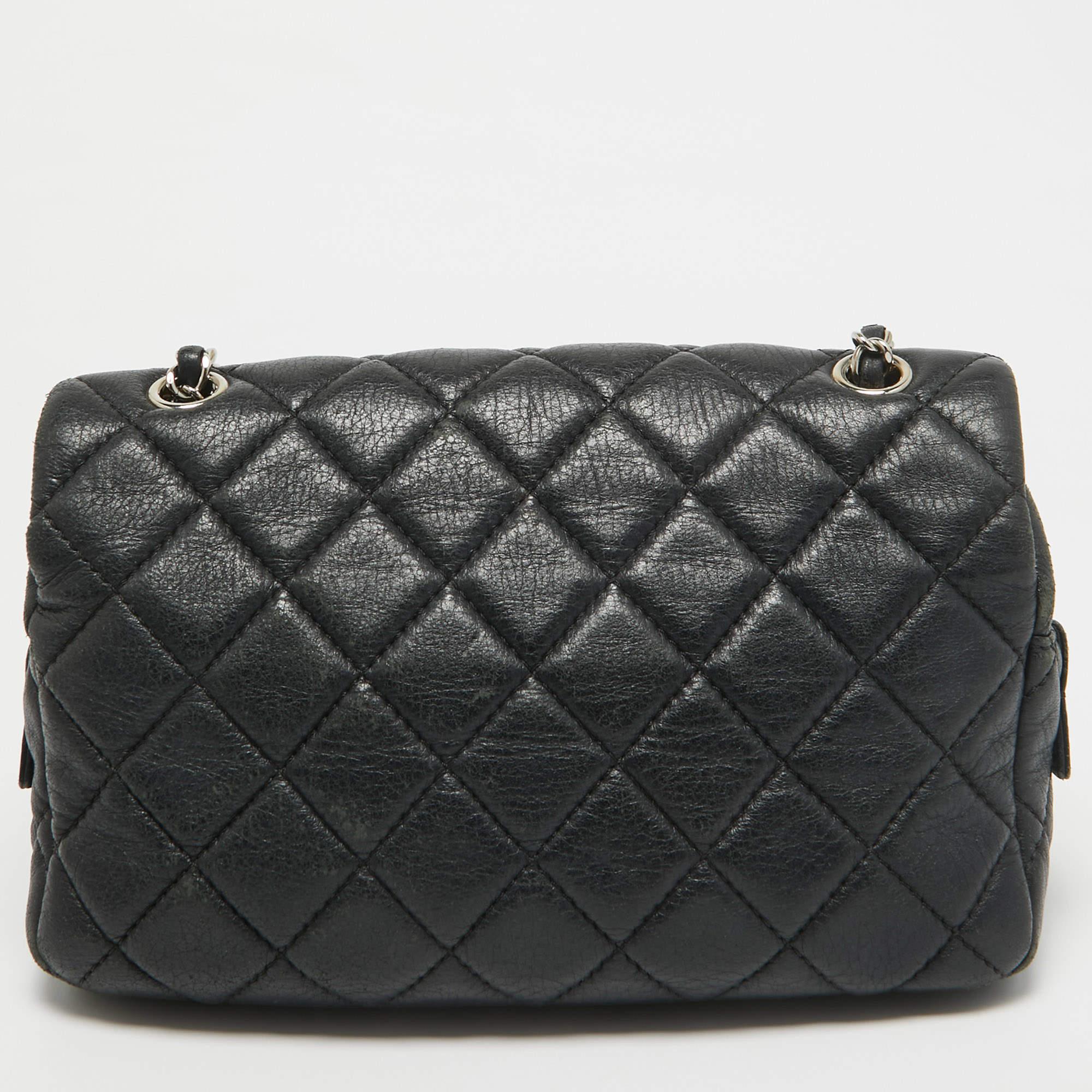 Women's Chanel Black Quilted Leather Medium Soft Easy Flap Bag For Sale