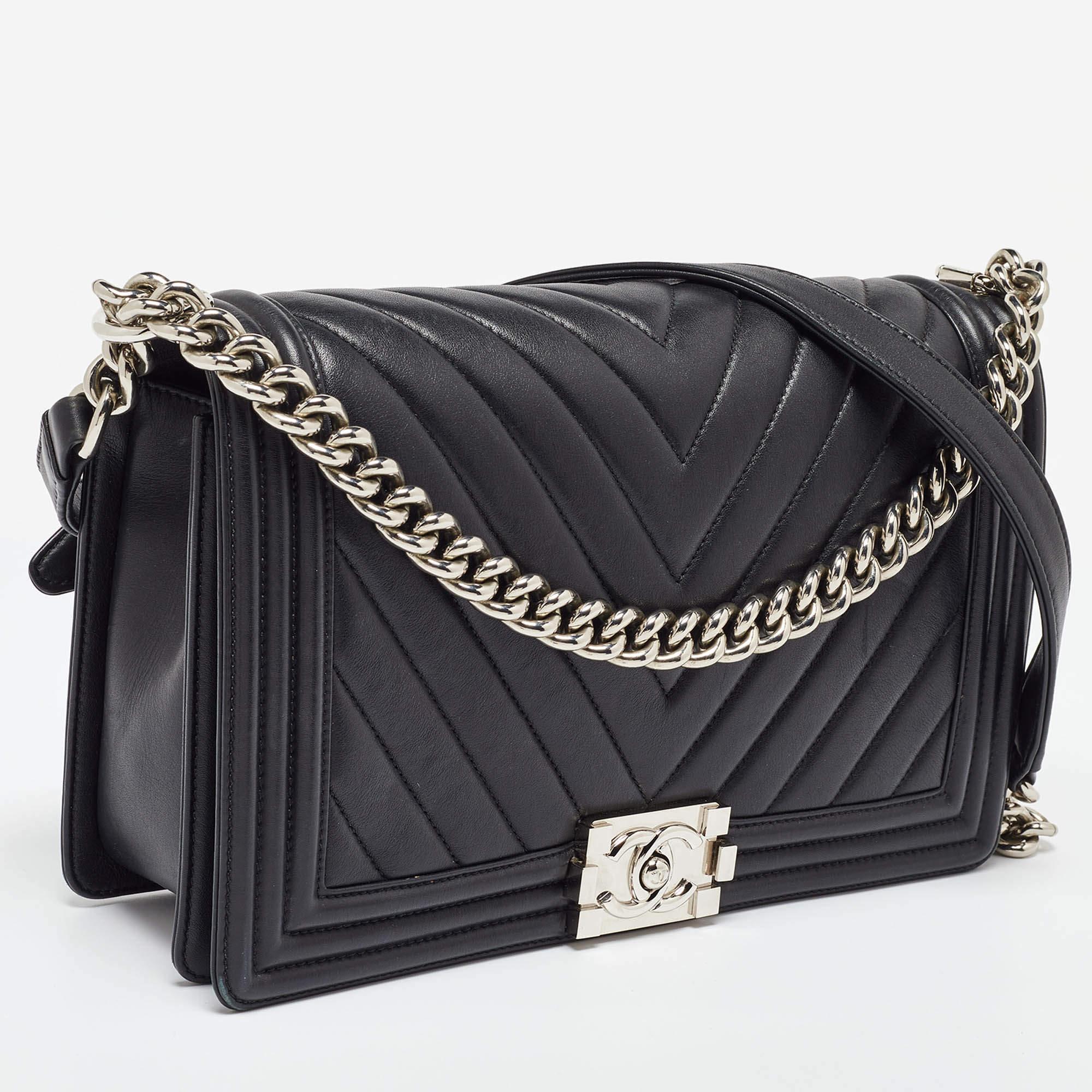 Chanel Negro Piel Acolchada Nuevo Bolso Boy Mediano en Bueno estado para la venta en Dubai, Al Qouz 2