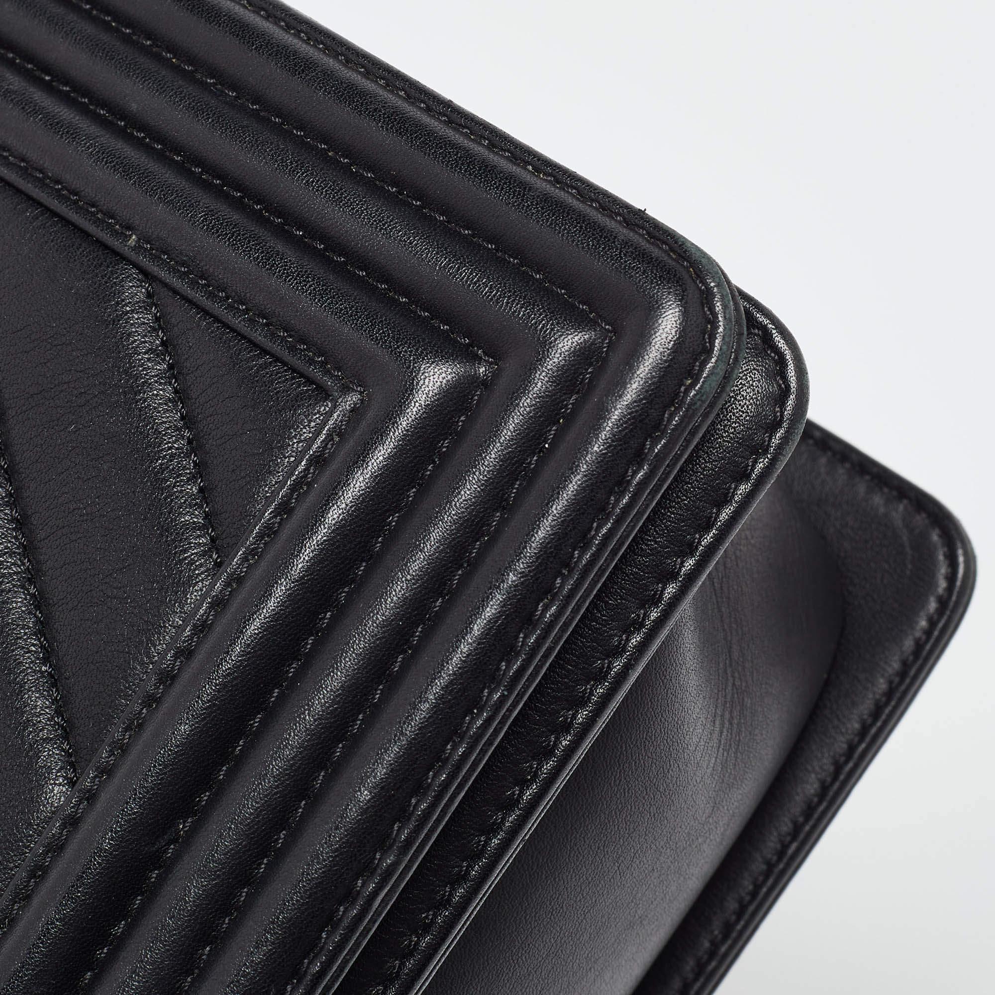 Chanel Negro Piel Acolchada Nuevo Bolso Boy Mediano en venta 2