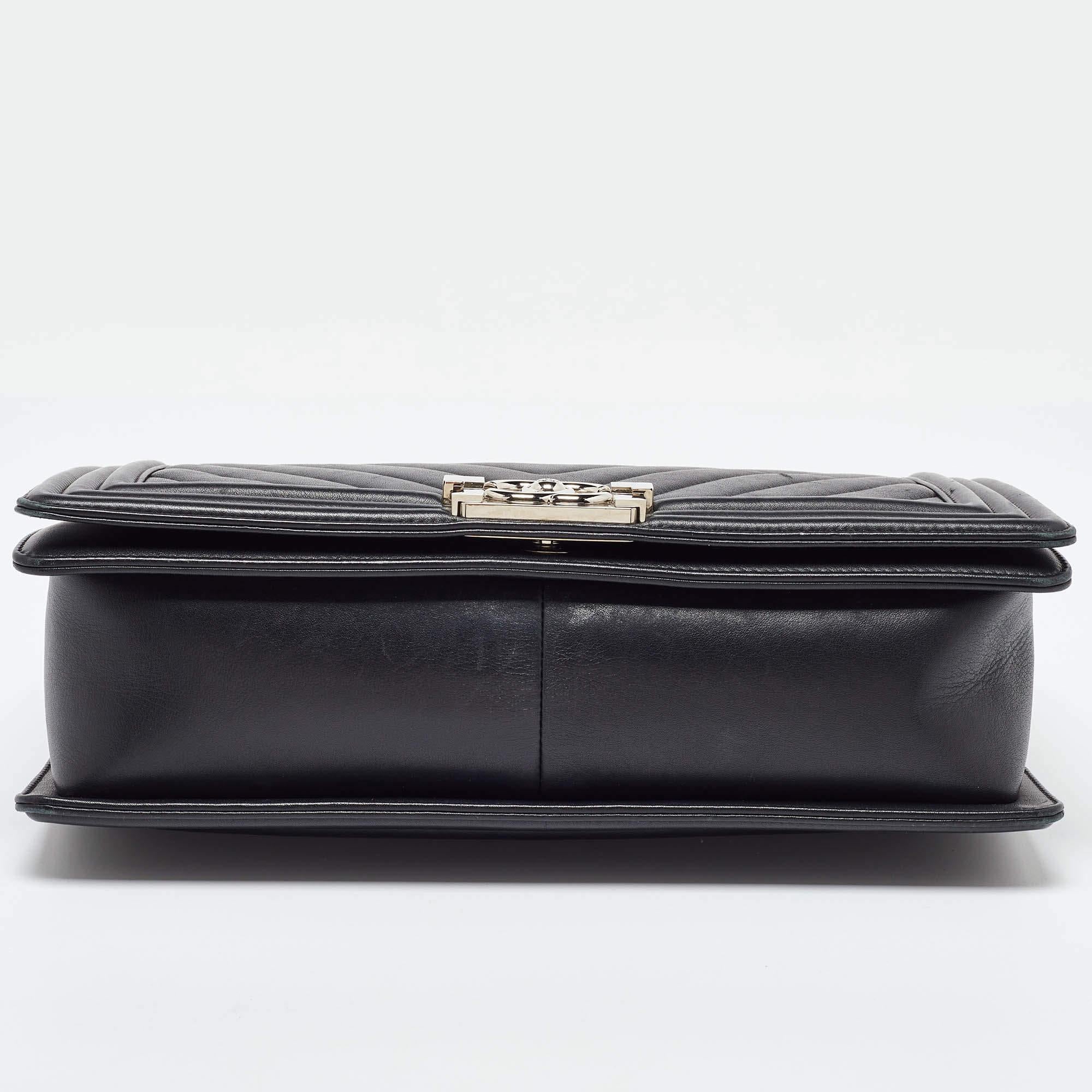 Chanel Negro Piel Acolchada Nuevo Bolso Boy Mediano en venta 5