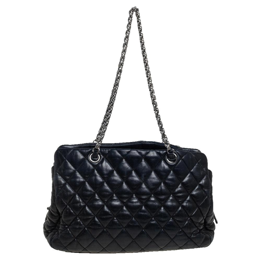 Famous for its excellent designs, this handbag from Chanel is just what you need. This super stylish bag will catch your fancy almost instantly. Crafted from leather in a black shade, it features the signature quilt pattern, CC logo and other brand