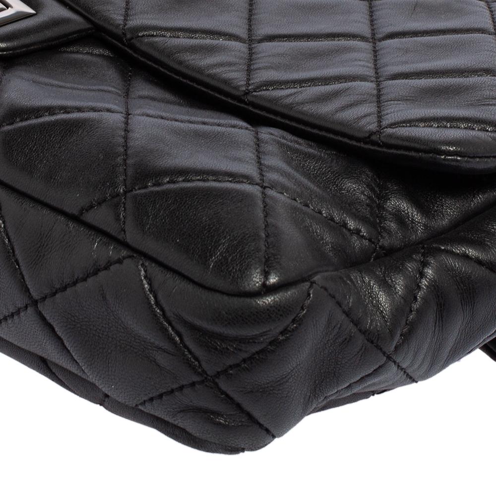 Chanel Bolso con solapa de doble cara en piel acolchada negra Reissue 6