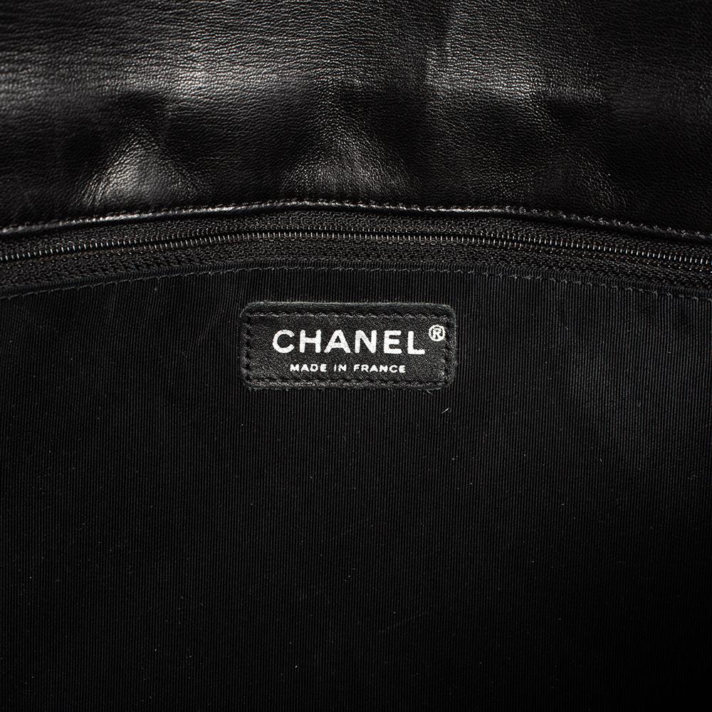 Chanel Bolso con solapa de doble cara en piel acolchada negra Reissue 7